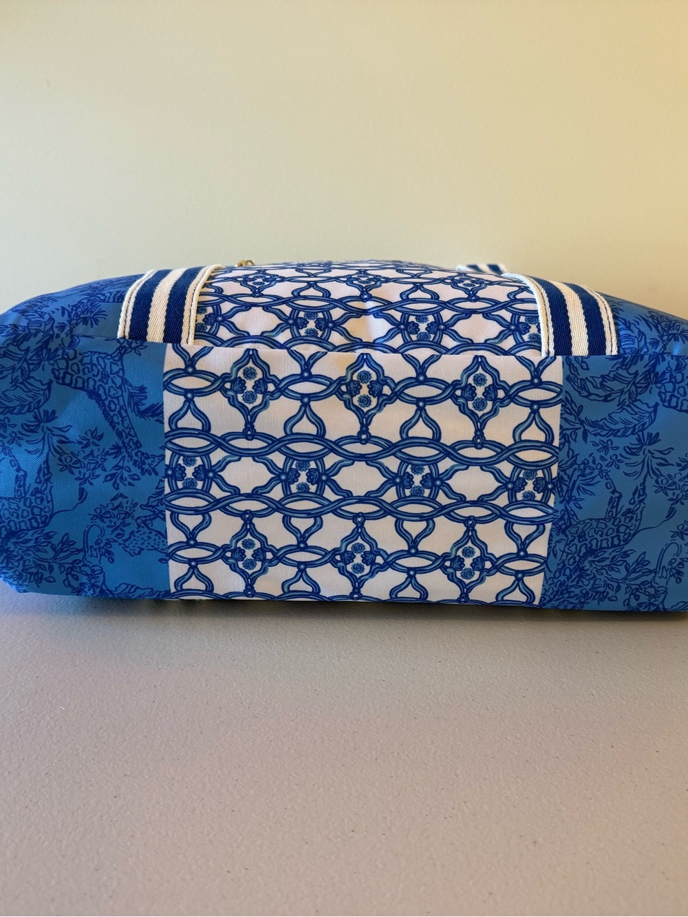 Lilly Pulitzer Cooler Bag with Mesh Pouch + RTIC Can Cooler - *BOTH NWT!* - Picture 8 of 16